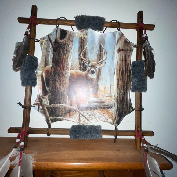 Stretched animal hide with the wolf and a buck hand painted - Picture 6 of 7